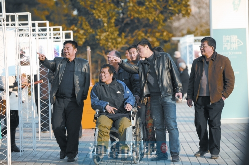 2009年9月15日，老鄰居們陪高新海游綠城廣場 井勇/供圖