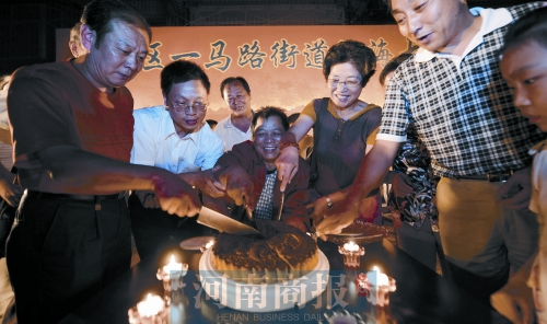 2008年9月14日，老鄰居們?yōu)楦咝潞Ｅe辦中秋賞月會 井勇/供圖