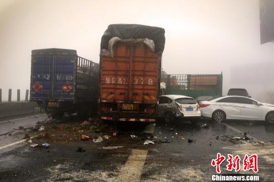 圖為21日，京港澳高速河南段21輛汽車發(fā)生連環(huán)相撞事故現(xiàn)場(chǎng)?！」啤z