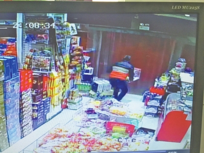 監(jiān)控中顯示，當(dāng)時(shí)竊賊抱起募捐箱就跑。