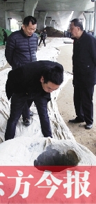 出事后，窨井僅被蓋上了一層布