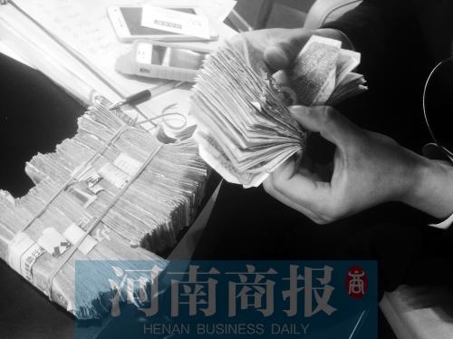 一名店員點(diǎn)了快一個(gè)小時(shí)，只點(diǎn)了一小部分零錢