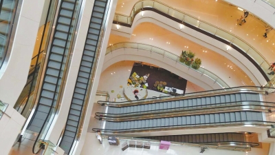 記者趕到現(xiàn)場(chǎng)時(shí)看到，墜樓女子面部朝下，上身穿粉紅色長(zhǎng)袖上衣，下身穿黑色長(zhǎng)褲，腳上沒(méi)有鞋。