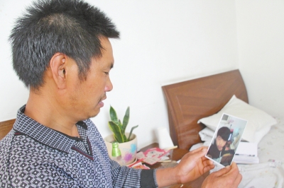 46歲的山村農(nóng)民祁振崗在失去兒子的同時，又陷入了“沒錢帶兒子回家”的揪心之痛中。