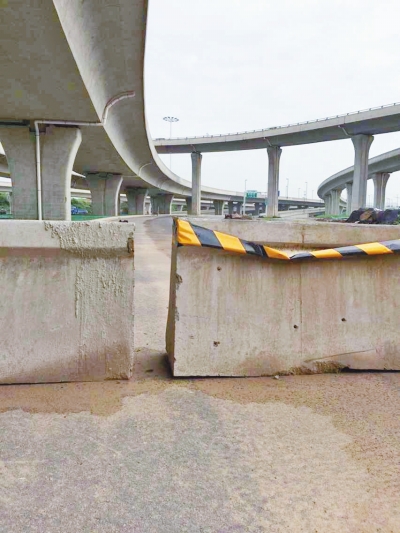  京廣快速路北延地面道路北三環(huán)入口處，一排石墩擋道，不讓入內(nèi)。