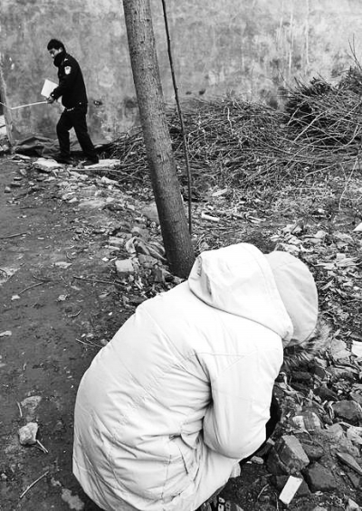 案發(fā)現(xiàn)場附近，死者的姐姐在痛哭。