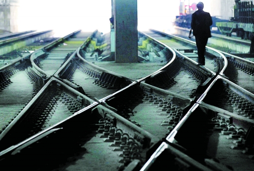 ▲鄭州地鐵1號線醫(yī)學(xué)院站，地下18米縱橫交錯的鐵軌伸向遠方。