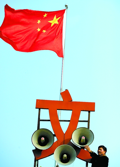 11月15日，新蔡縣磚店鎮(zhèn)黨員劉新峰在村口架起三個(gè)大喇叭，向群眾及時(shí)宣傳十八大精神。