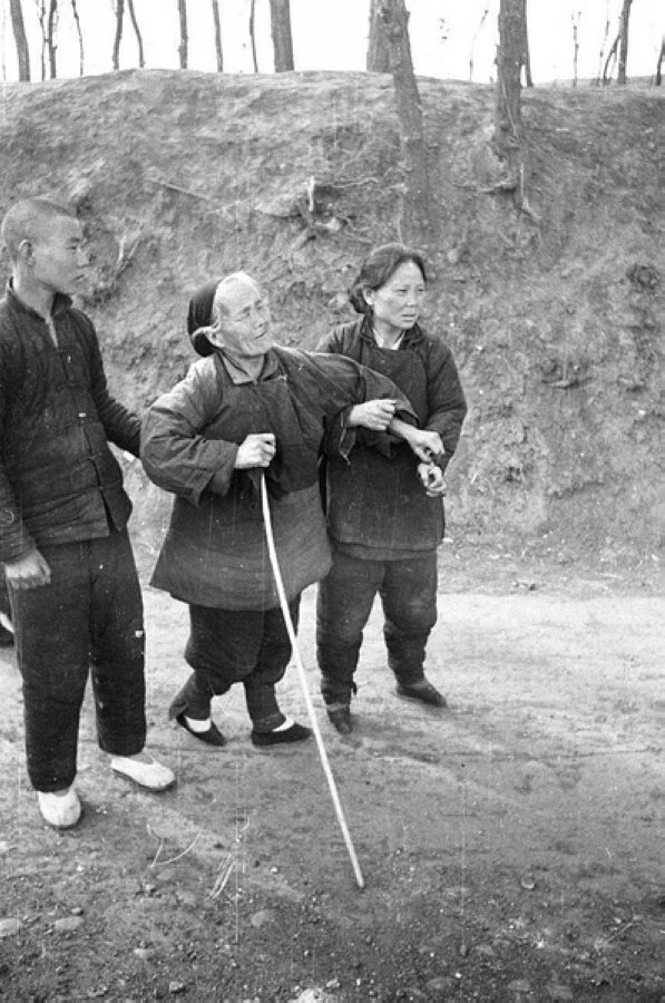 災(zāi)民，看到左側(cè)年輕人的白鞋，應(yīng)該是剛死去親人