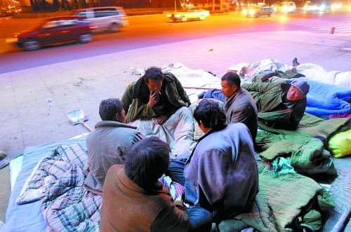 寒風(fēng)里，他們以打牌來打發(fā)枯燥的生活。