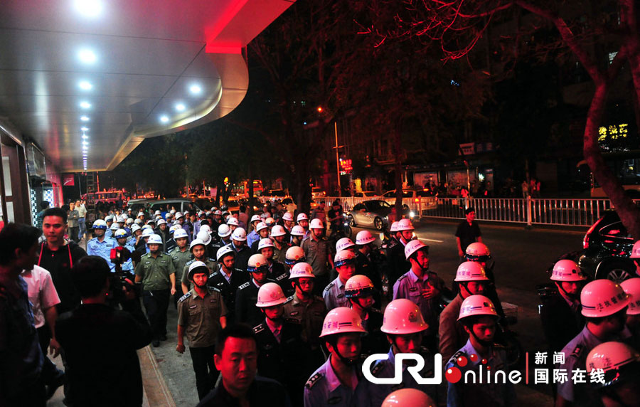 2012年12月26日晚，海南省三亞市，三亞市綜合行政執(zhí)法局河西大隊(duì)近百名城管上街執(zhí)法。