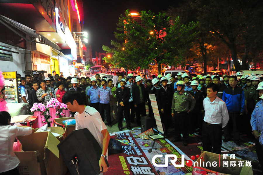 　2012年12月26日晚，海南省三亞市，三亞市綜合行政執(zhí)法局河西大隊(duì)近百名城管上街執(zhí)法。