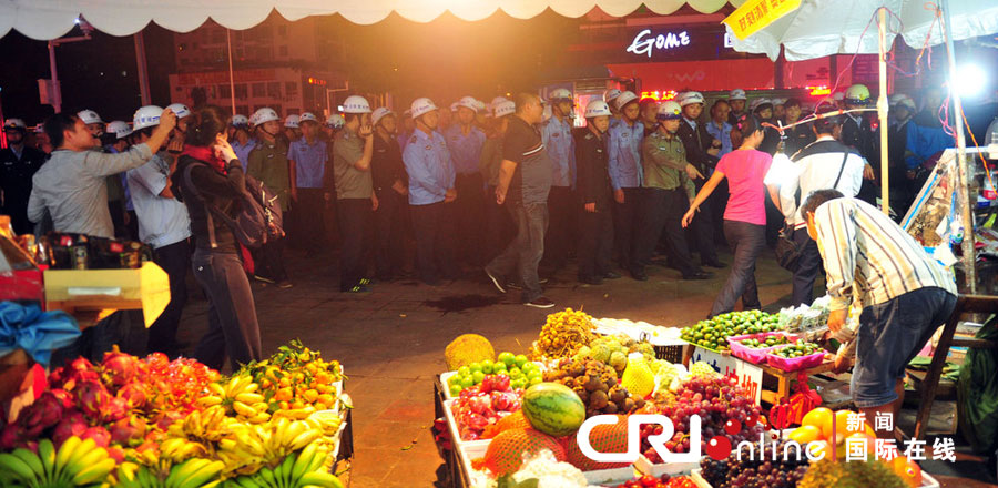 2012年12月26日晚，海南省三亞市，三亞市綜合行政執(zhí)法局河西大隊(duì)近百名城管上街執(zhí)法。