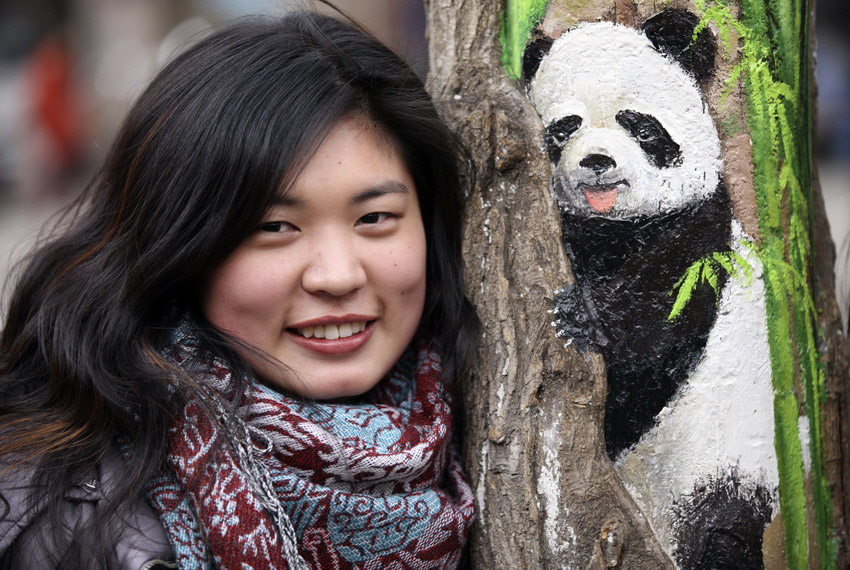 　3月1日，在河北省石家莊市九中街，王月與她的“樹洞畫”作品拍攝合影。