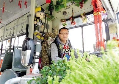 米奇、中國結(jié)、流氓兔、綠色植物、各種表情的小豬裝扮車廂