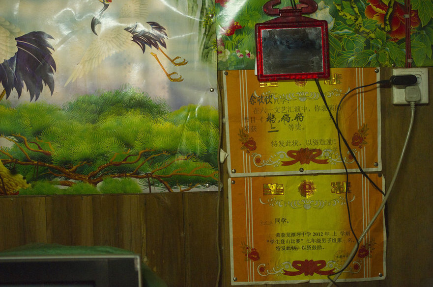 湖南一山村兒童每天需攀爬垂直天梯上學(圖)