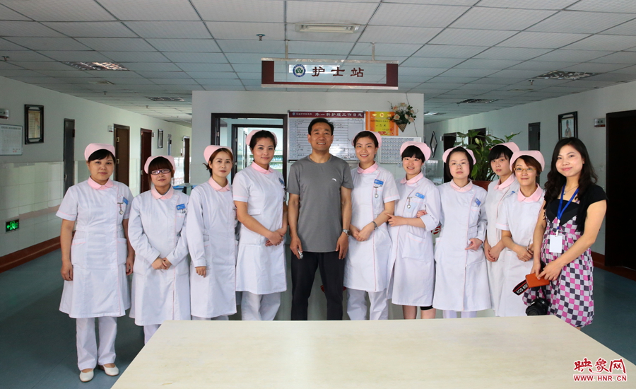 護(hù)士們得知采訪的記者是來自河南，非要一起合影留念