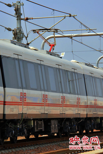 調(diào)試中的地鐵，電線已經(jīng)抬起充電