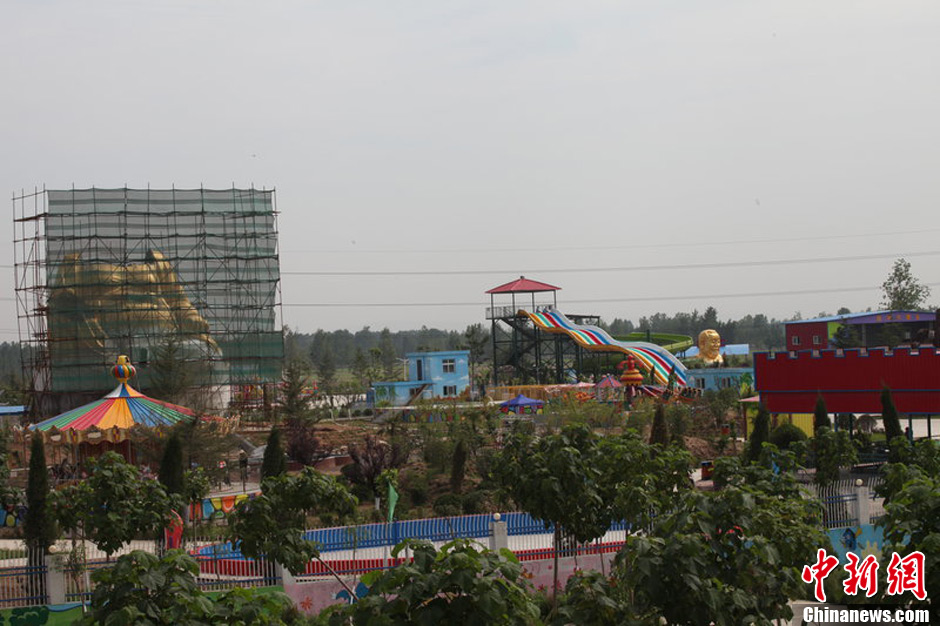 圖為被拆掉頭的雕塑。王友 攝