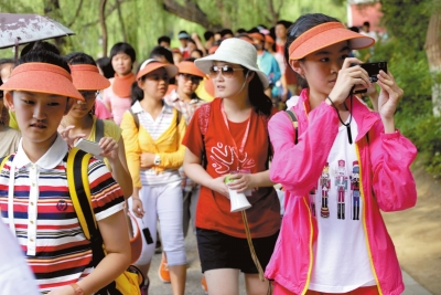 未名湖畔，游人紛紛拍照留念。