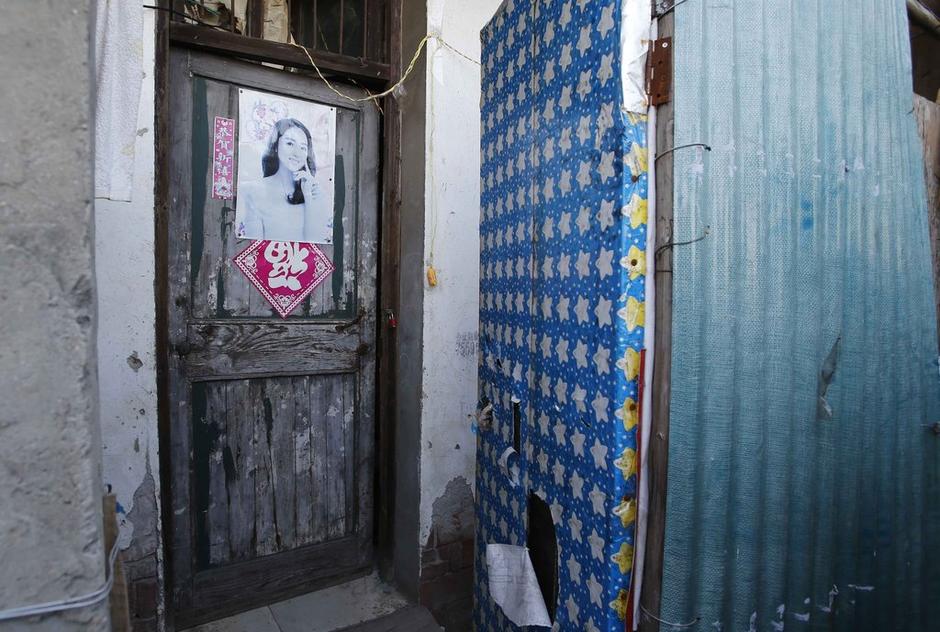 36歲的河南信陽打工者陳小龍?jiān)谶@里租了一間屋子住，2012年底開始，他偷偷在出租屋里挖地窖。