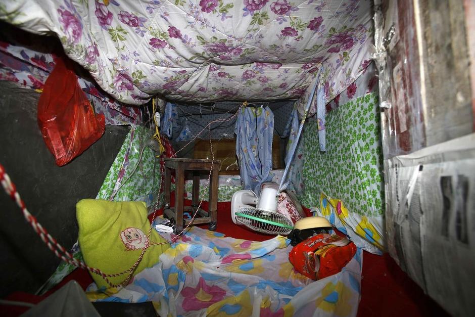 今年地窖挖成。6月12日22時(shí)左右，陳小龍?jiān)诩闻d市經(jīng)濟(jì)技術(shù)開發(fā)區(qū)(國際商務(wù)區(qū))玉都豪匯KTV門口，以拉客為由，將18歲安徽女孩郭某，用三輪電動(dòng)車載到僻靜處，以水果刀、電棍威脅，將她雙手雙腳綁住，嘴巴封住。強(qiáng)行帶到出租屋地窖內(nèi)，用鎖鏈鎖住。期間，陳小龍多次強(qiáng)奸女孩。