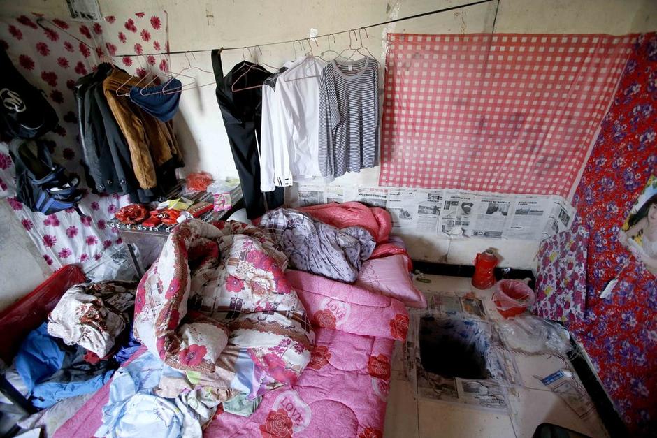 女孩利用隨身攜帶的指甲刀，一點(diǎn)點(diǎn)將身上鎖鏈磨斷，6月23日，她掙脫鎖鏈，跑到氣窗大喊救命，周圍居民聞聲報(bào)警，女孩11天的地獄經(jīng)歷才告結(jié)束。