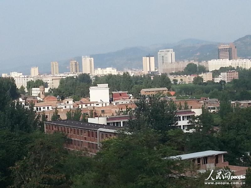 圖為盧氏縣委的土坯辦公房在高樓林立的縣城很不起眼。圖片來源：人民網(wǎng)