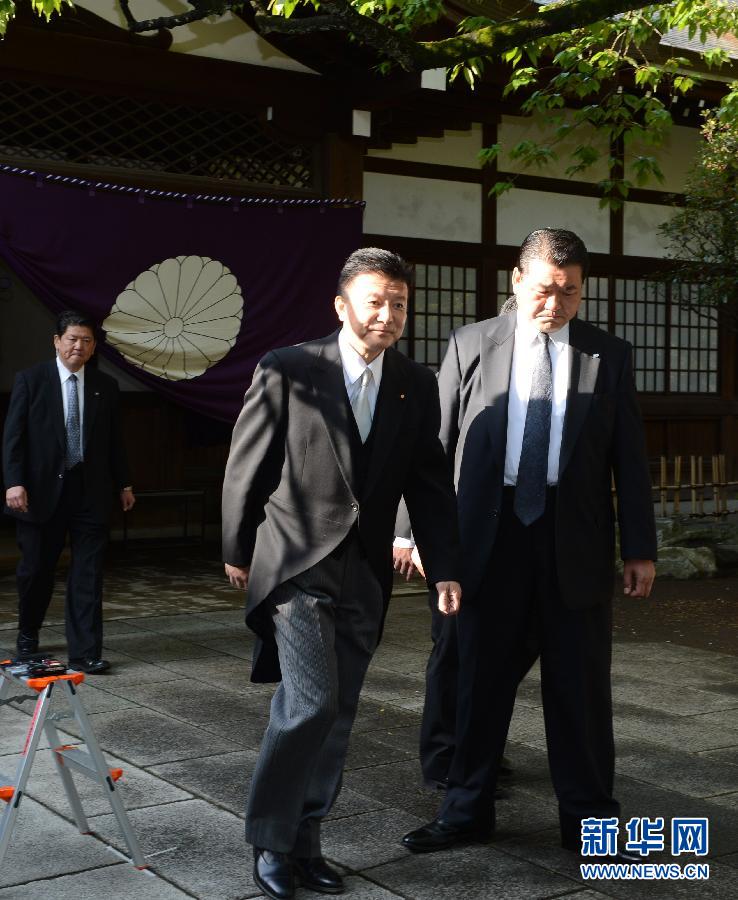 日本總務大臣和上百名國會議員參拜靖國神社