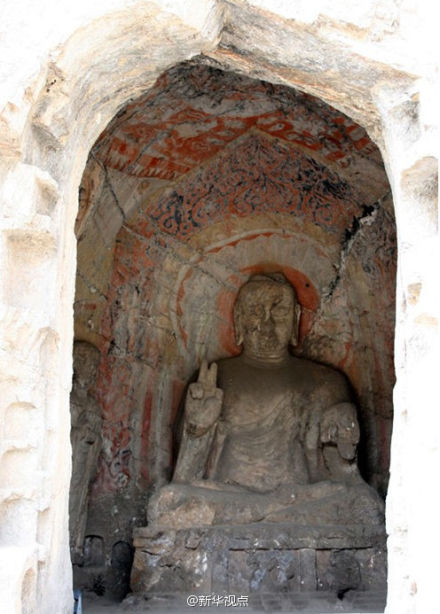 龍門(mén)石窟"剪刀手"佛像