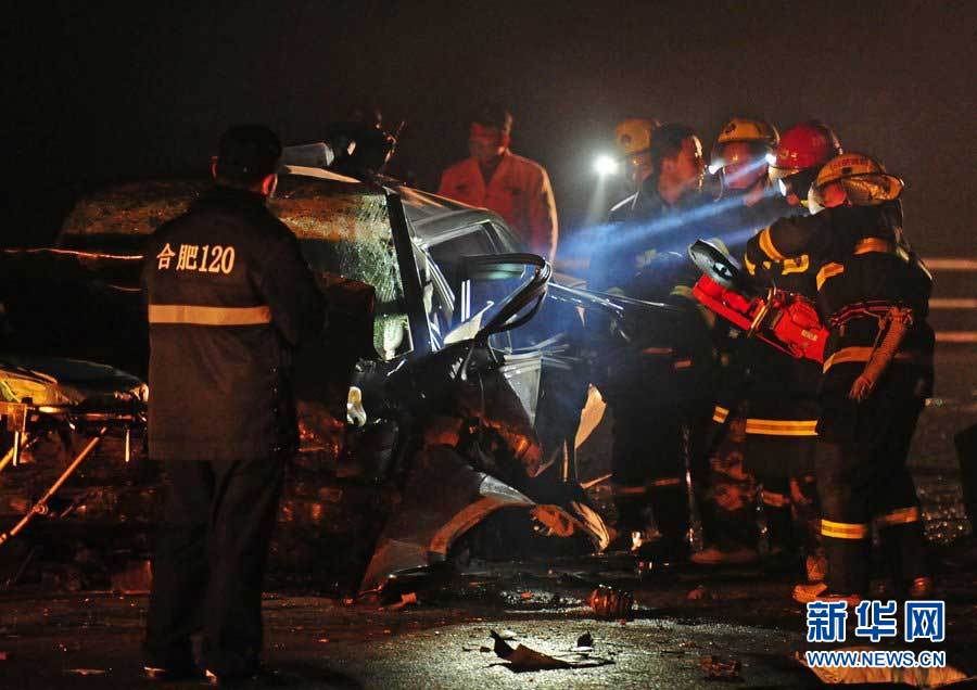 2013年1月9日，合肥，事故現(xiàn)場，兩輛受損車輛已經(jīng)全部變形