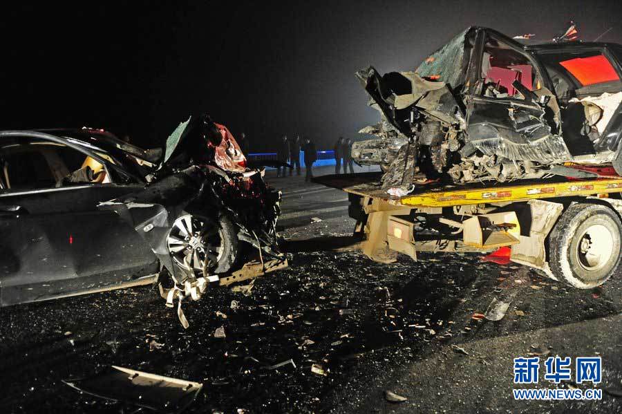 2013年1月9日，合肥，事故現(xiàn)場，兩輛受損車輛已經(jīng)全部變形