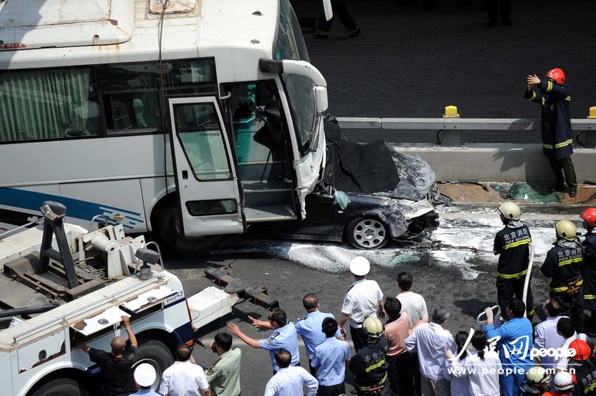 北京大客車追尾碾壓奧迪司機(jī)被困車中。