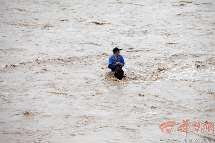 消防官兵試圖將救援的繩索扔到河中央，然而嘗試幾次都失敗。此時，河水已經淹沒到四周，男子在一平方米的“