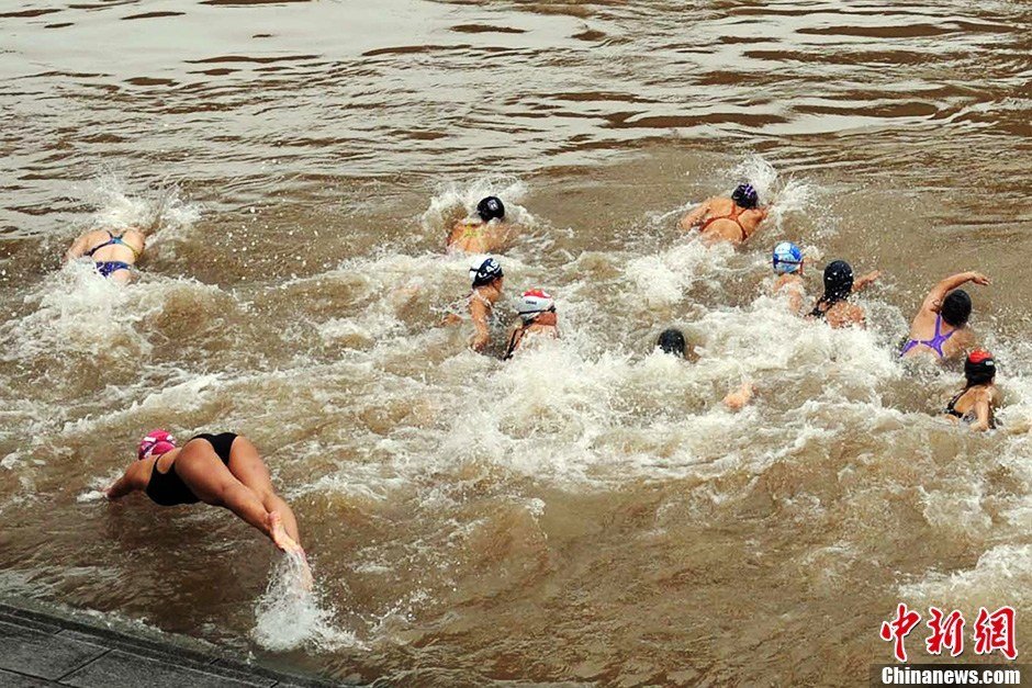 圖為參加搶渡賽的女選手們劈波斬浪。中新社發(fā) 張暢 攝