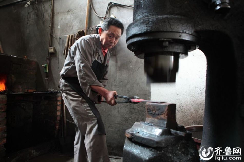 實(shí)拍最后的打鐵匠 一把手工菜刀賺六塊錢