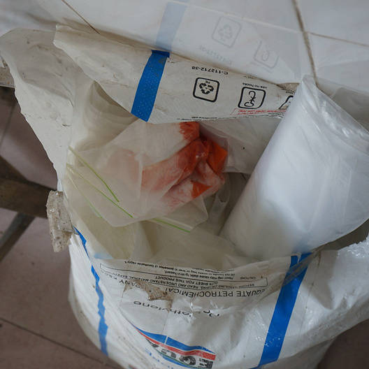 假劣“紅?！卑父嫫? title=