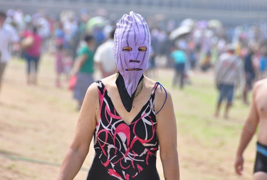 2013年7月3日，山東青島青島高溫來襲，“青島大媽”不懼滸苔，戴著“強(qiáng)盜面具”出現(xiàn)在海水浴場消暑降