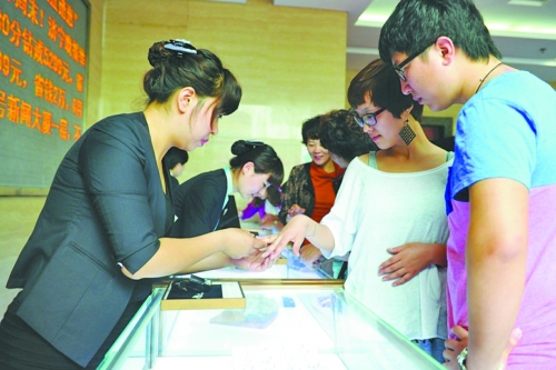 在北上廣等一線城市，鉆戒價(jià)格與國際接軌，價(jià)格不高，引發(fā)市民搶購潮。