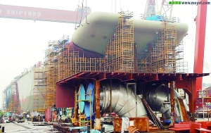 航母前部甲板在安裝。