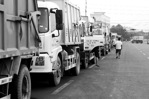 垃圾車排隊(duì)等著卸垃圾，有司機(jī)已等了四五個小時