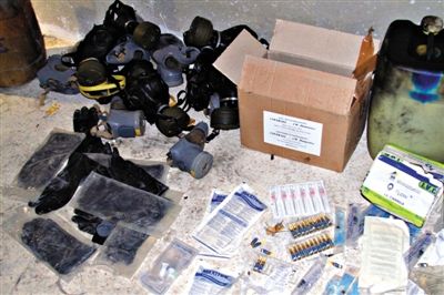 24日，敘利亞政府對外展示在大馬士革朱巴爾區(qū)破獲的反對派軍火庫中的化學(xué)制劑。新華社發(fā)