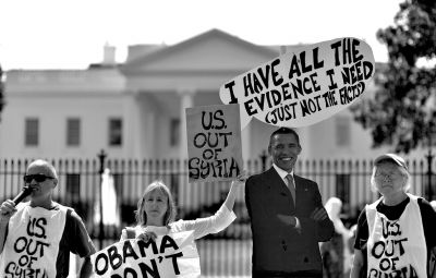 2日，反戰(zhàn)人士在白宮前高舉標語，抗議美國可能對敘動武。