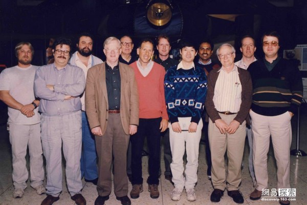 圖為照顧旅行者的工作人員。