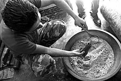 10日，敘反對(duì)派人員正在制作武器。