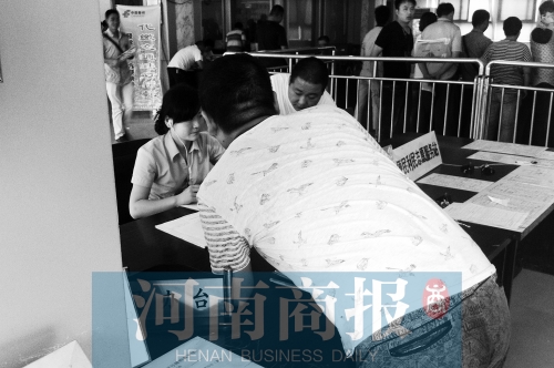 戴著耳機(jī)工作，挺“愜意”