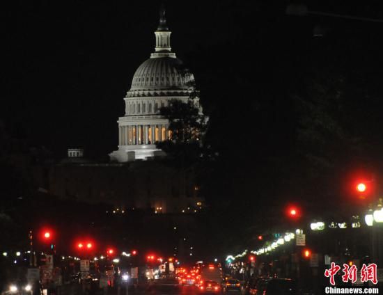 入夜后國(guó)會(huì)山前警燈一片，加強(qiáng)警戒。中新社發(fā) 德永健 攝