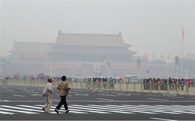 9月29日，游客行走在天安門廣場西側(cè)路上，當(dāng)日霧霾嚴(yán)重。