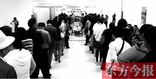 昨日上午，鄭州市社保辦事大廳，辦事的群眾排起長隊(duì)