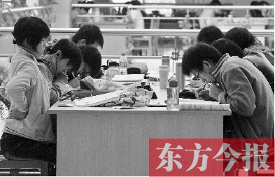 專家認(rèn)為，內(nèi)地高校對(duì)學(xué)生創(chuàng)造性、自主性的培養(yǎng)不及港校